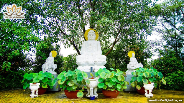 Tượng phật tại hoa viên nghĩa trang Bình Dương