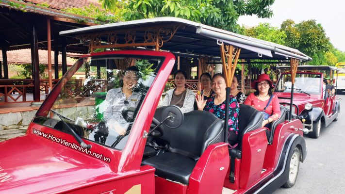 Chở khách tham quan Hoa Viên Bình An