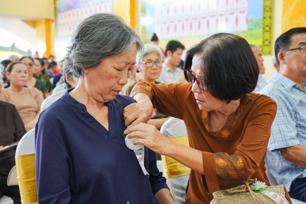 Cài hoa lên ngực trong ngày Vu Lan Báo Hiếu